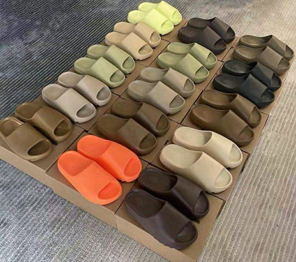 Yeezy Slides pallet - Bulk Liquidation Sales Yeezy Slides pallet - Bulk Liquidation Sales